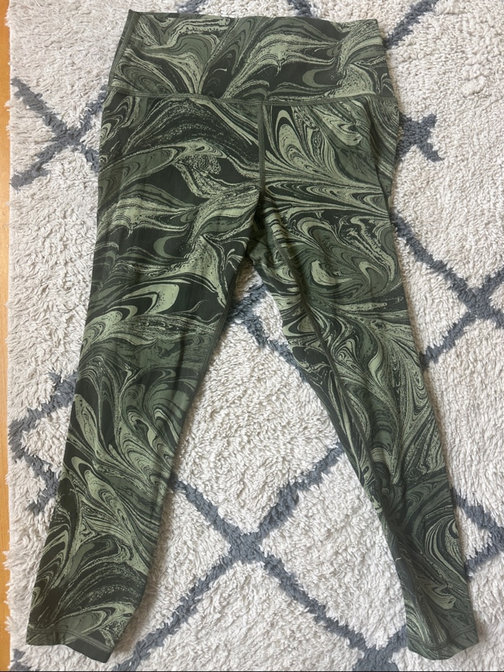 Athleta Transcend 7/8 Green Patterned Leggings.  Sz M
